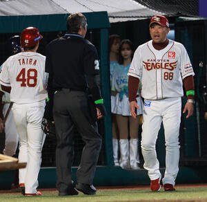 交流戦　楽天対ヤクルト　5回が終わり選手交代を告げる楽天三木肇監督樹(撮影･水谷安孝)