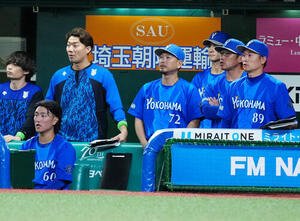 交流戦　西武対DeNA 9回表、ベンチから戦況を見つめるDeNA相川亮二監督(右から2人目)ら(撮影･江口和貴)＝2026年5月29日