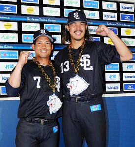 交流戦　西武対DeNA　試合後、お立ち台で笑顔で写真に納まる西武桑原将志(左)と高橋光成(撮影･江口和貴)＝2026年5月29日