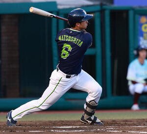 交流戦　楽天対ヤクルト　2回表ヤクルト無死、プロ初安打となる二塁打を放つ松下歩叶(撮影･水谷安孝)