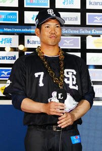 交流戦　西武対DeNA　試合後、お立ち台に上がる西武桑原将志(撮影･江口和貴)