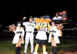 日本ハム対巨人　ヒーローインタビュー後、笑顔で記念撮影する巨人松本剛(撮影･浅見桂子)