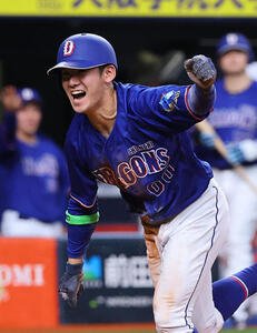 オリックス対中日　8回表中日2死満塁、田中幹也の2点適時打で生還した尾田剛樹はガッツポーズをする(撮影･上田博志)