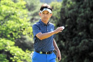 3日目、通算2アンダーでホールアウトした近藤智弘=茨城県笠間市