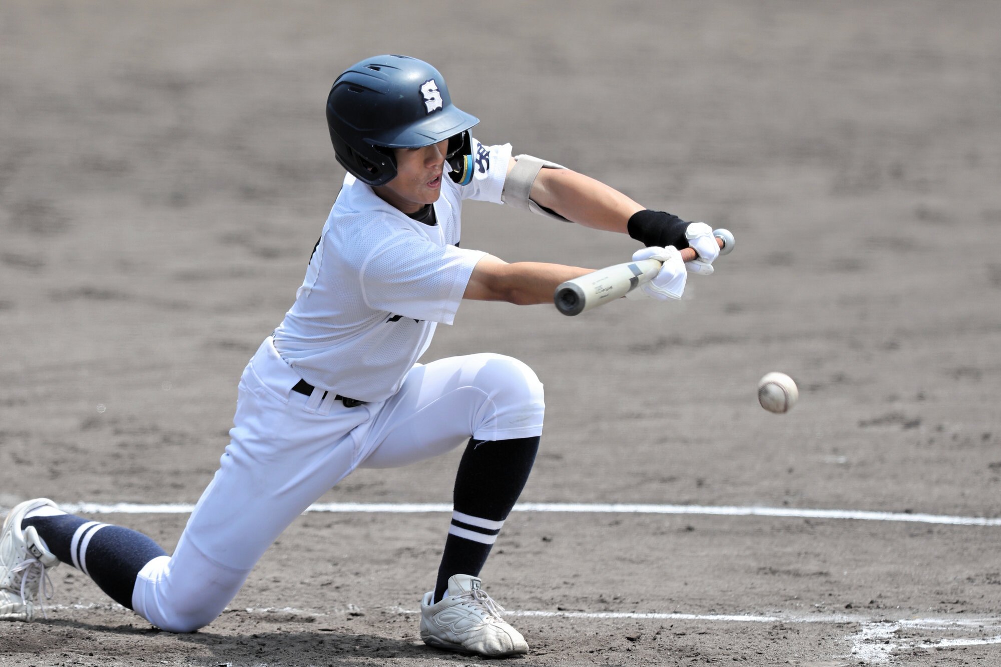 境―開星　三回表、境の松田選手がスクイズを決め1点をかえす=2026年6月6日午前11時39分、ヤマタスポーツパーク野球場、山田一仁さん撮影
