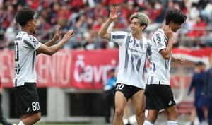 試合に勝利し、仲間と喜ぶ神戸の大迫(10)＝有元愛美子撮影