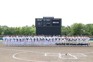 長嶋茂雄氏一周忌追悼試合兼佐倉高校野球部創部130周年記念試合　試合前式典に出席する佐倉、熊谷両校の選手たち(撮影･服部航大)