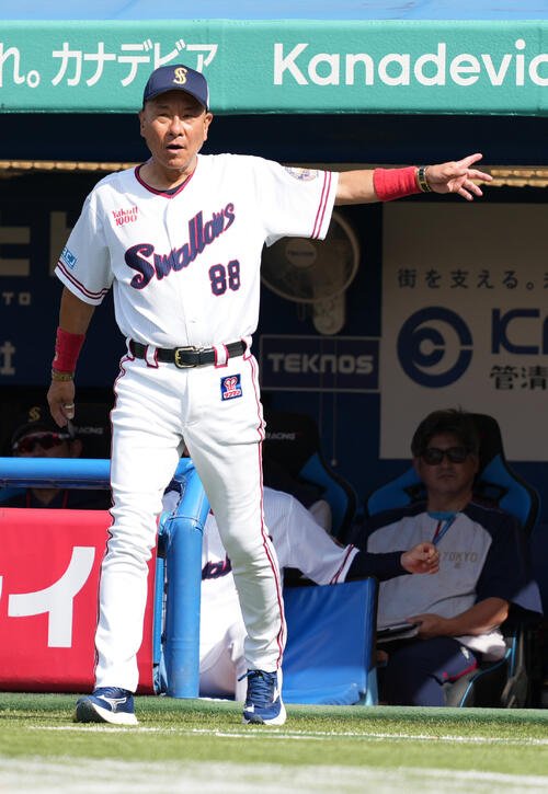 ヤクルト対日本ハム　4回表日本ハム2死一、二塁、二塁走者のカストロが暴投間に生還したプレーを巡りセーフの判定は覆らなかったものの2度目のリクエストを要求するヤクルト池山隆寛監督(撮影･小沢裕)　