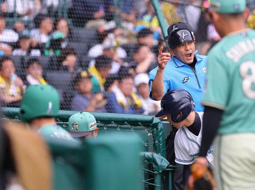 6日の阪神対楽天　5回裏阪神2死一塁、暴言をはいた森下翔太(左)に退場を宣告する真鍋球審(撮影･上田博志)