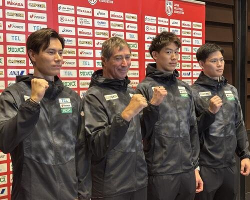 羽田空港で取材に応じるバレーボール男子日本代表の(左から)高橋藍、ティリ監督、石川祐希、西田有志