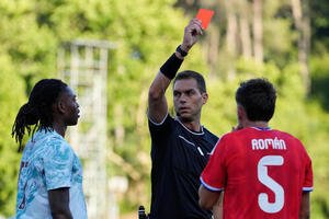 ポルトガル対チリ　主審からレッドカードを提示されるポルトガルのFWラファエル･レオン(左)とチリのDFロマン(AP)