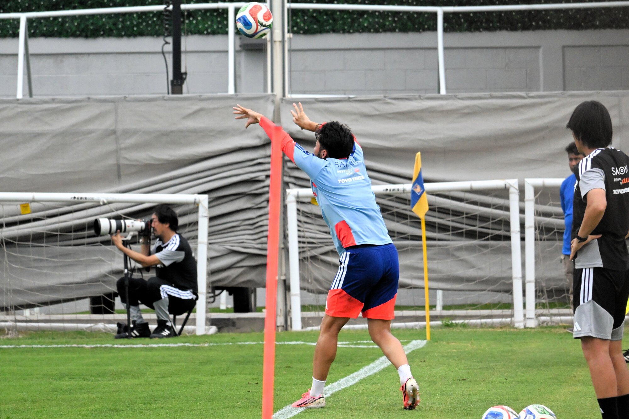 サッカーワールドカップ(W杯)北中米大会に向けた日本代表の練習でスローインを投げる菅原由勢=2026年6月6日、メキシコ･モンテレイ近郊、岩佐友撮影