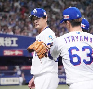 プロ野球交流戦中日対西武　1回表終了、中日先発の涌井秀章(左)は板山祐太郎とタッチを交わしベンチへ戻る(撮影･森本幸一)