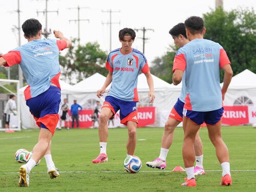 サッカー日本代表W杯北中米大会事前合宿　ボール回しする後藤啓介(中央)ら(撮影･足立雅史)