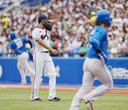 ヤクルト対日本ハム　1回表日本ハム1死三塁、ヤクルト先発の奥川恭伸はフランミル･レイエス(左)に左越えの先制2点本塁打を許す(撮影･小沢裕)