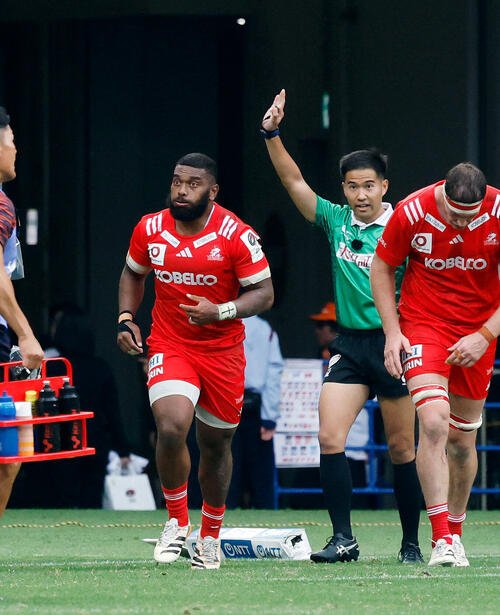 ラグビー　リーグワンプレーオフ決勝　神戸対東京ベイ　前半、トライを決めた神戸イノケ･ブルア(左)(撮影･山本朝陽)