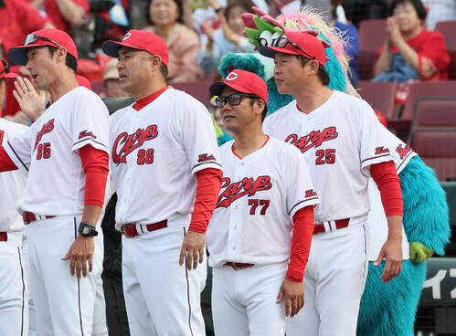 広島対オリックス　オリックスに連勝した広島ナインを迎える新井貴浩監督(右)(撮影･加藤孝規)