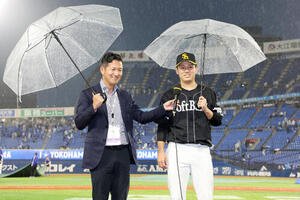 DeNA対ソフトバンク　初勝利を挙げたソフトバンク伊藤優輔は傘を差してヒーローインタビューに答える(撮影･宮地輝)