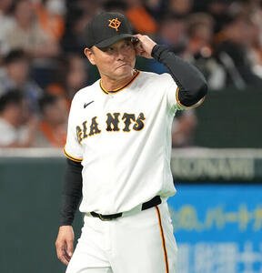 巨人対ロッテ　10回表、投手の交代を告げ苦笑いを浮かべながらベンチに下がる巨人橋上秀樹監督代行(撮影･たえ見朱実)