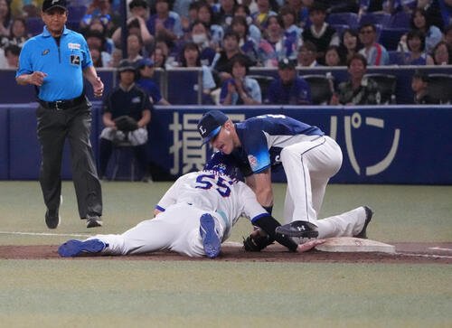 プロ野球交流戦中日対西武　11回裏中日2死満塁、けん制死となる細川成也、右は一塁手タイラー･ネビン(撮影･森本幸一)
