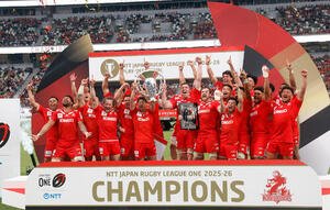 ラグビー　リーグワンプレーオフ決勝　神戸対東京ベイ　優勝を決め、トロフィーを掲げ喜ぶ神戸フィフティーン(撮影･山本朝陽)