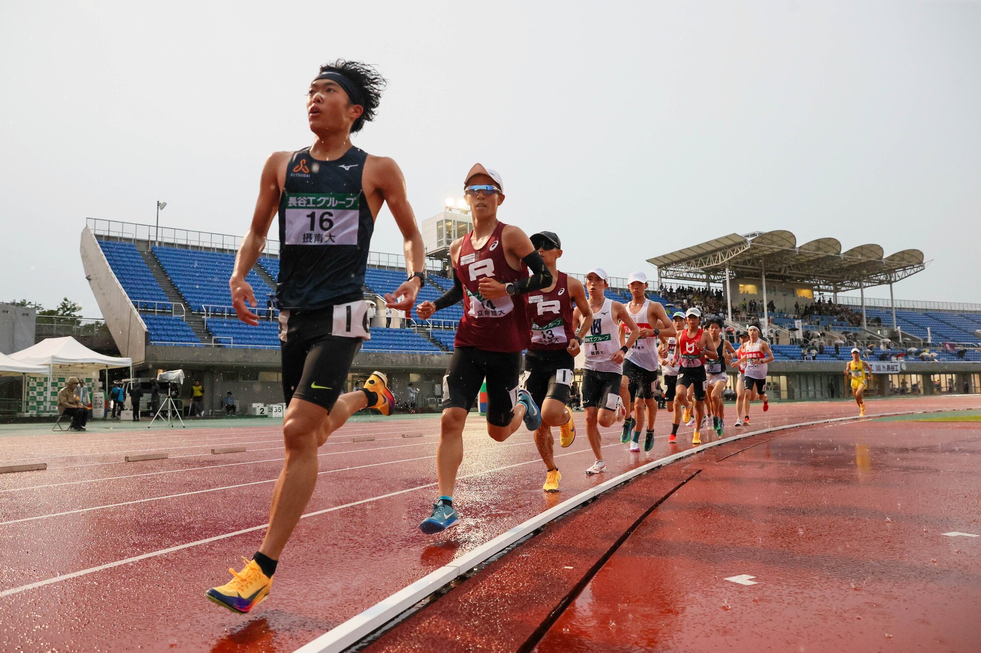 全日本大学駅伝関西地区選考会で力走する選手ら=2026年6月7日午後6時13分、ヤンマーフィールド長居、木子慎太郎撮影