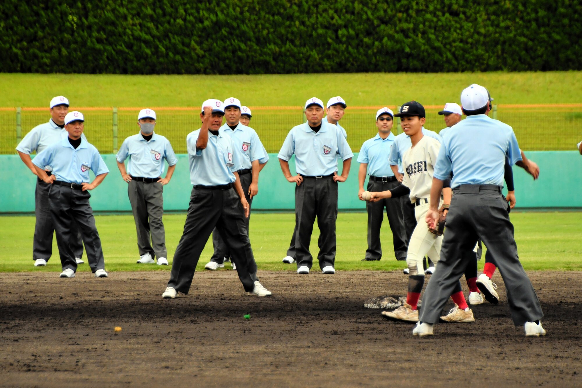 夏の高校野球選手権静岡大会に向けて開かれた審判員の研修会=2026年6月7日午前11時42分、静岡県島田市横井4丁目、滝沢貴大撮影