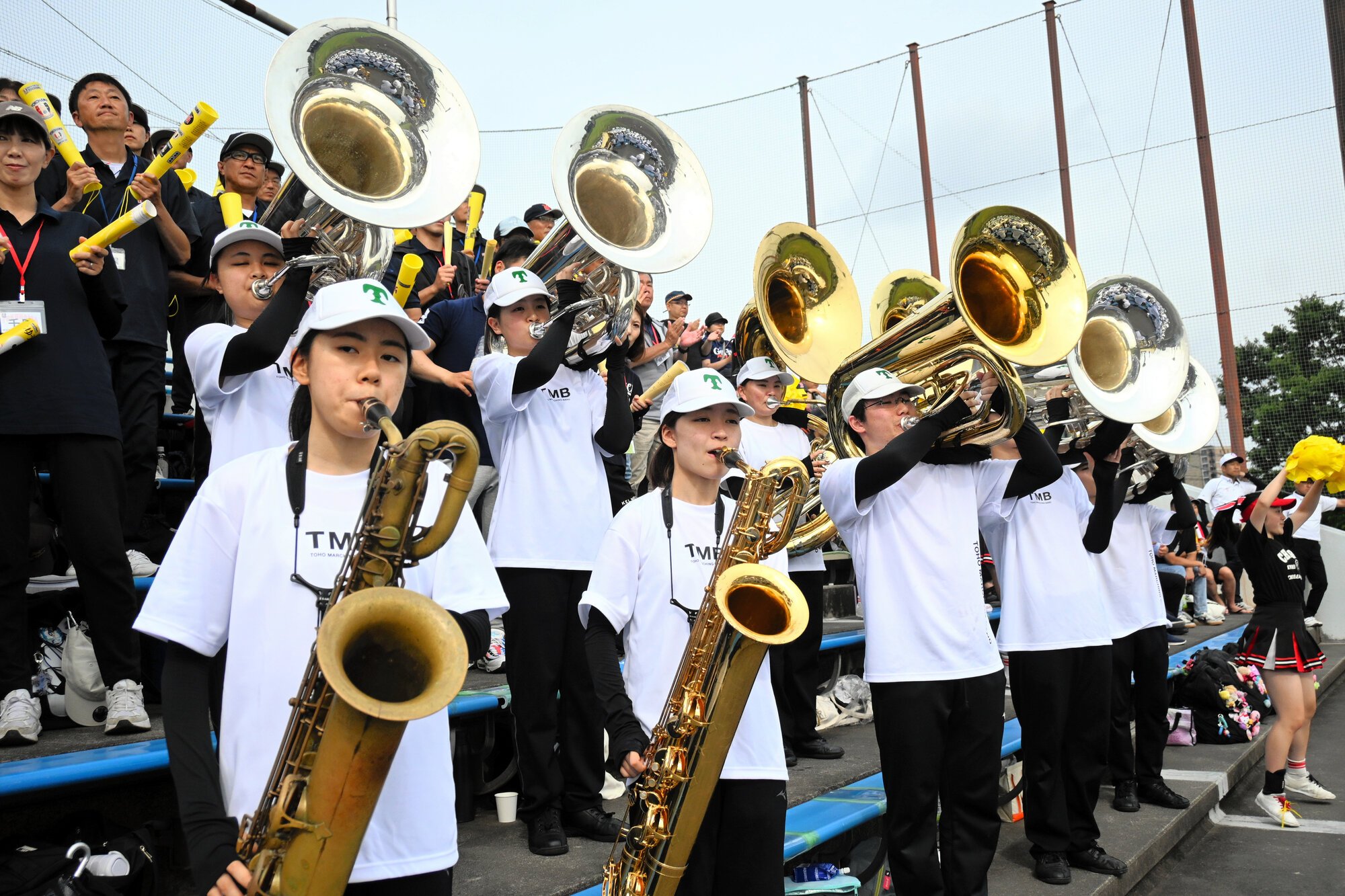 (6日、第12回愛知県高校野球連盟招待試合　東邦―横浜)スタンドで両校の応援をする東邦高校マーチングバンド部などのメンバー=2026年6月6日、刈谷、堀内未希撮影