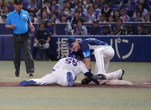 プロ野球交流戦中日対西武　11回裏中日2死満塁、けん制死となる細川成也、右は一塁手タイラー･ネビン(撮影･森本幸一)