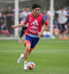 事前合宿の練習でドリブルする冨安＝西岡臣撮影