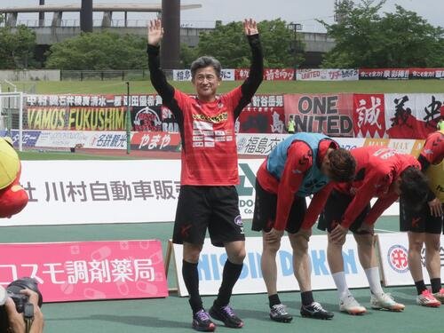 福島対琉球　試合前練習開始前にサポーターへあいさつをするJ3福島カズ(撮影･高橋香奈)