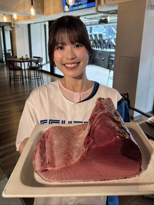 野球場でなんとマグロの解体ショーが！