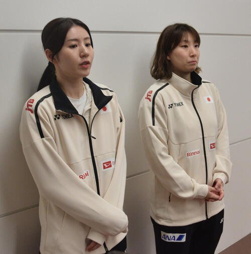 帰国した五十嵐有紗(右)と志田千陽