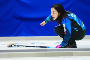 カーリング日本選手権　女子予選　ロコ･ソラーレ対SC軽井沢ク　第6エンド、ストーンを投じ指示を出すロコ･ソラーレ藤沢五月(撮影･垰建太)＝2026年6月8日
