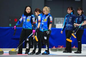 カーリング日本選手権　女子予選　ロコ･ソラーレ対SC軽井沢ク　第5エンド、ストーンの状況を見て考えるロコ･ソラーレの選手たち(撮影･垰建太)
