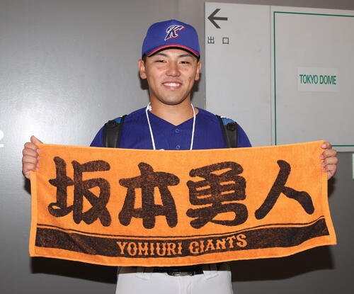 勝利投手の北九州市立大･山下薫輝は巨人坂本勇人の応援タオルを持つ(撮影･柴田隆二)
