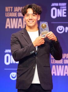 ラグビー･リーグワンの表彰式で写真に納まる新人賞の神戸上ノ坊駿介(撮影･江口和貴)＝2026年6月8日