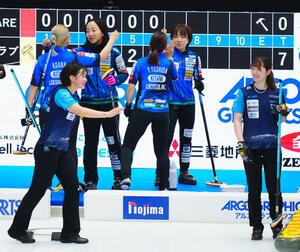 カーリング日本選手権　女子予選　ロコ･ソラーレ対SC軽井沢ク　試合に敗れ健闘をたたえ合うロコ･ソラーレの選手たち(撮影･垰建太)