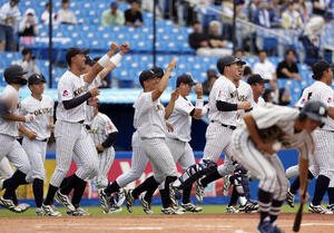 全日本大学野球選手権大会　国際武道大対東日本国際大　国際武道大に勝利し駆け出す東日本国際大の選手たち(撮影･小島史椰)