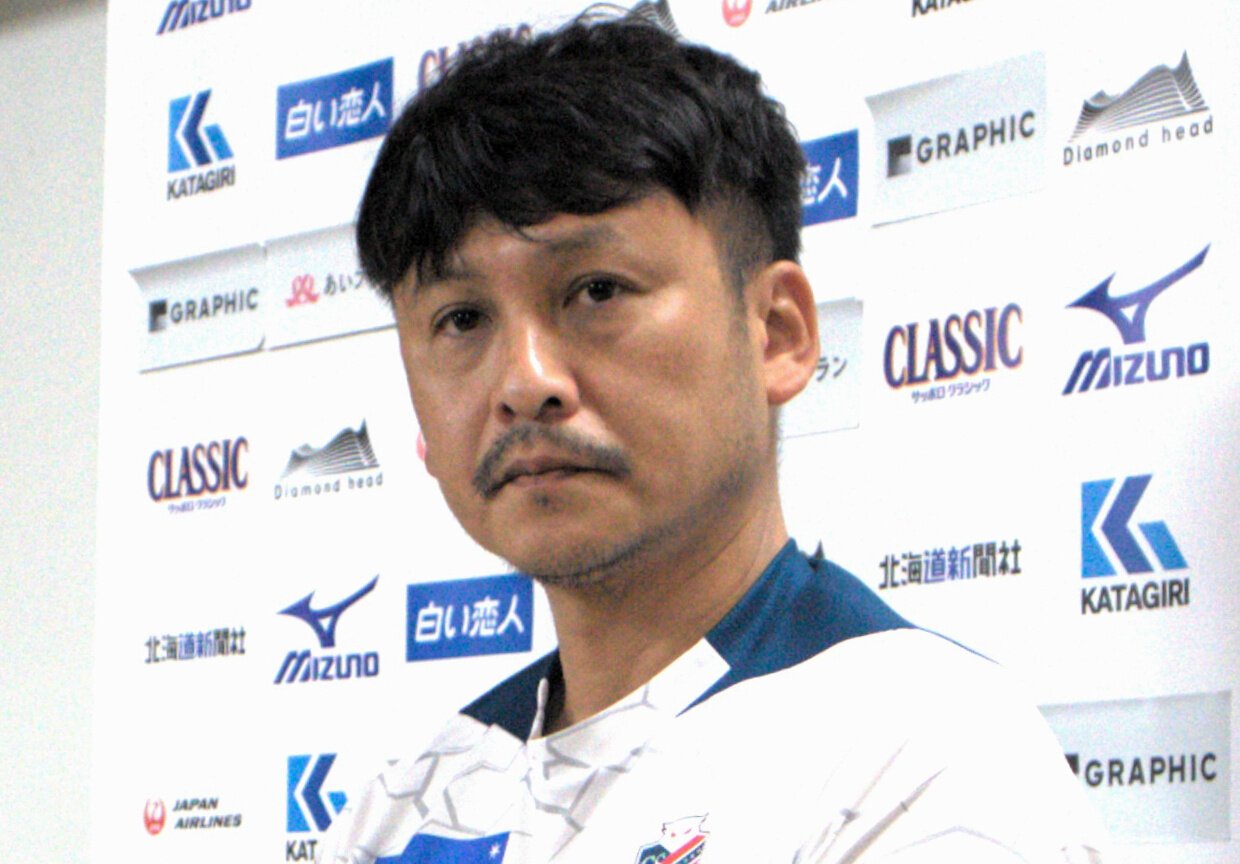J1復帰へ向け、新シーズンへの抱負を述べるJ2札幌の川井健太監督