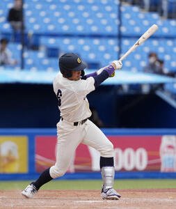 全日本大学野球選手権大会　九産大対大商大　8回裏大商大2死二、三塁、2点適時打を放つ赤埴克樹(撮影･小島史椰)＝2026年6月8日