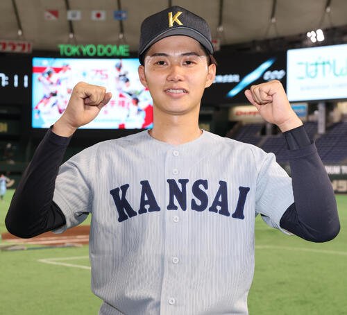 北海学園大対関大　先発して8回3安打無失点と好投し喜ぶ関大･米沢友翔(撮影･野上伸悟)