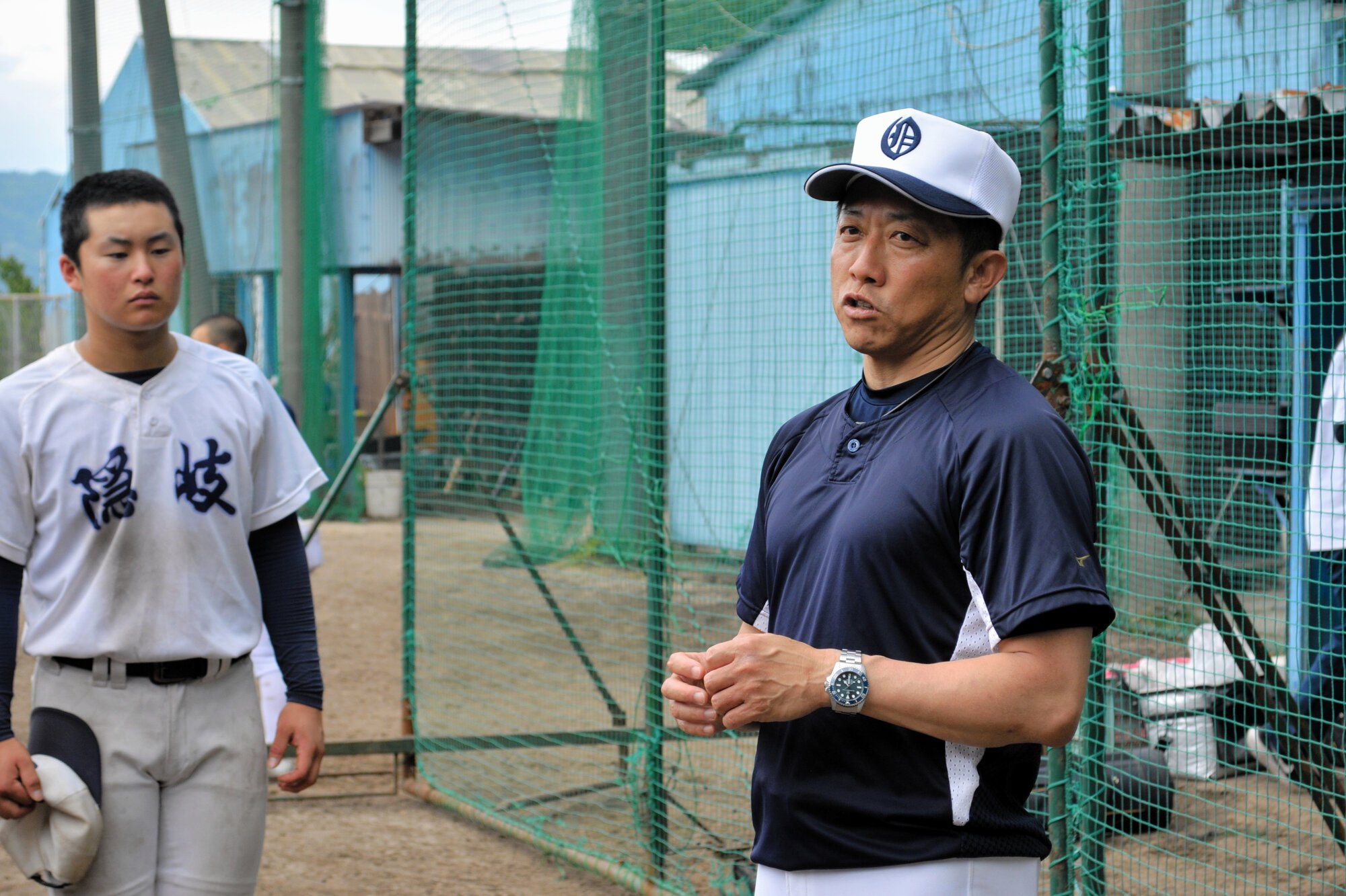 隠岐高校野球部でコーチを務める岡本曜さん=松江市、堀田浩一撮影