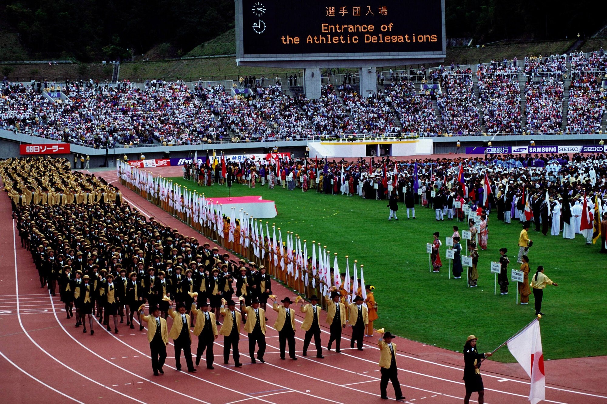 1994年10月、広島で第12回アジア競技大会が開かれた。2日、開会式が広島広域公園陸上競技場(ビッグアーチ)で行われた。大林素子選手を先頭に入場行進する日本選手団
