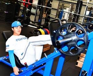 日本ハムの新施設｢F PERFORMANCE LAB｣で器具の感触を確かめる柴田獅子投手