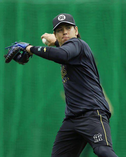 ノックを受ける阪神梅野隆太郎(撮影･前田充)