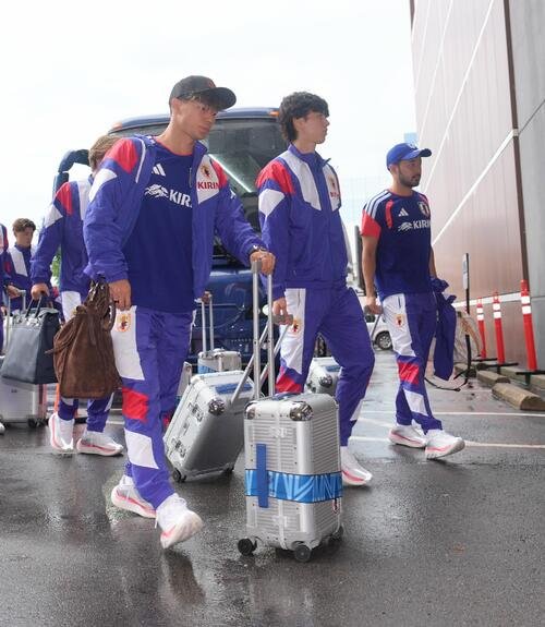 サッカー日本代表ベースキャンプ地の米国･ナッシュビルの宿舎に到着した、左から塩貝健人、田中碧、菅原由勢