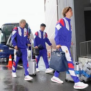 ベースキャンプ地の米国･ナッシュビルの宿舎に到着した、左から伊東純也、鈴木淳之介、板倉滉(撮影･足立雅史)