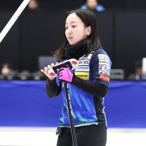 カーリング日本選手権　女子1次リーグ　ロコ･ソラーレ対フィロシーク青森　第9エンド、ショットがストーンに当たらず厳しい表情のロコ･ソラーレ藤沢五月(撮影･宮地輝)