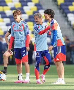 サッカー日本代表W杯北中米大会事前合宿　練習中、笑顔を見せる、左から鎌田大地、前田大然、田中碧(撮影･足立雅史)
